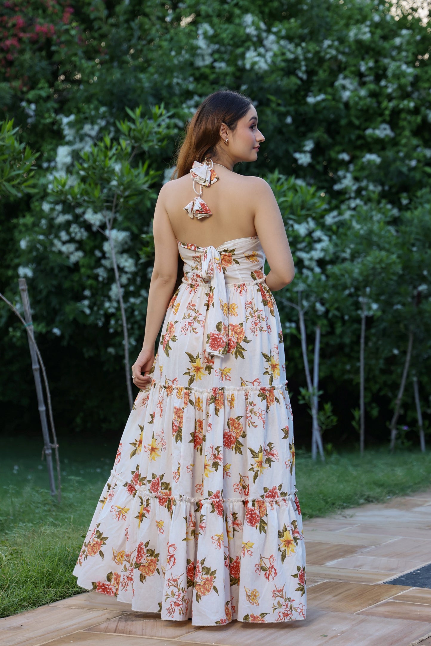 WHITE VACAY  FLORAL BACKLESS FLARED GOWN